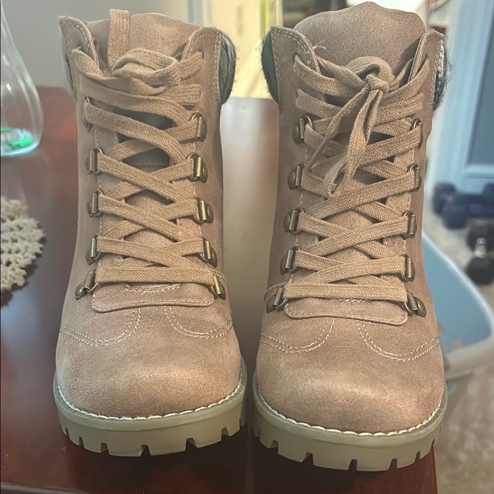 Tan Combat Moto Boots with Rugged Sole